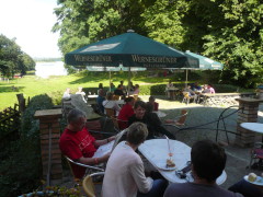 Terasse vom Gutshof-Café mit Blick auf den See