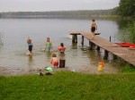 Viele Kinder spielen im See in Friedrichswalde